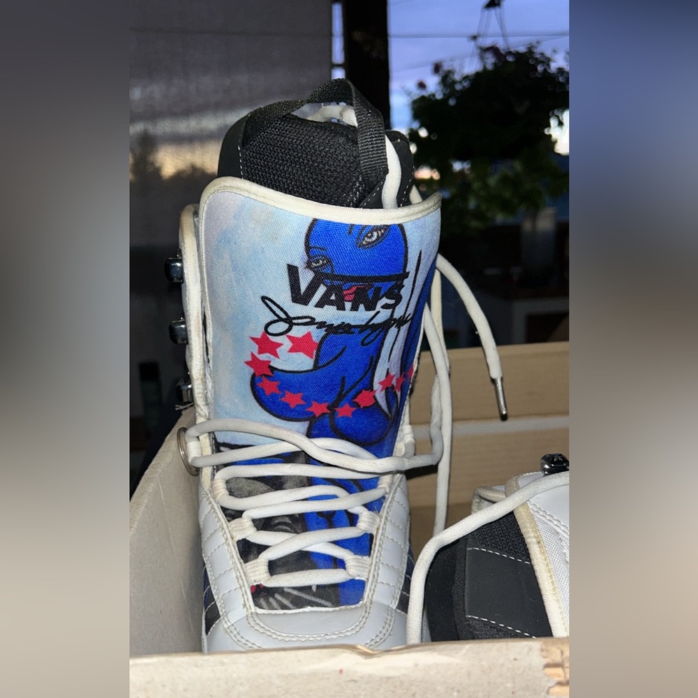2000’s Jamie Lynn men’s snowboarding boots.